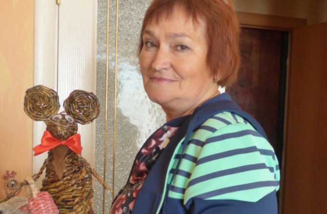 Жительница Соликамска изготавливает комоды, вазы и корзины из газетной «лозы»